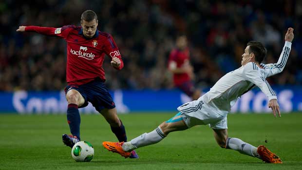Oriol Riera in action against Real Madrid, evading the challenge of Gareth Bale.