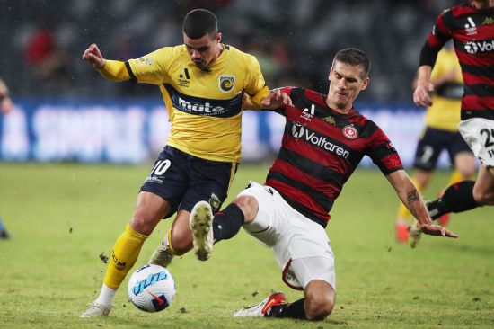 Ten-man Mariners fight back against Wanderers